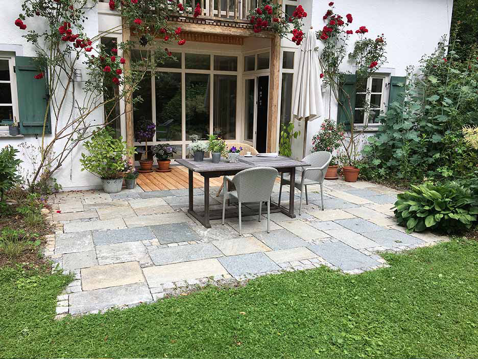 Terrasse aus Gneis mit Holz