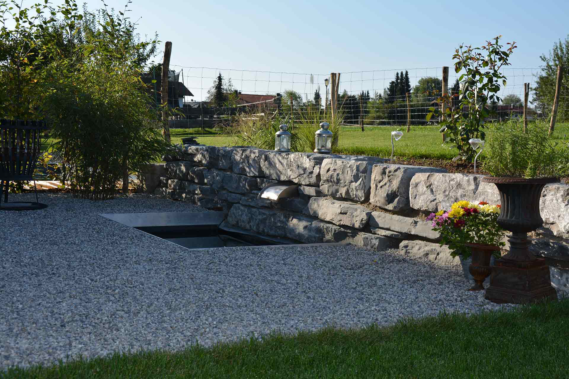 Wasserspeier mit Kalkschichtmauer