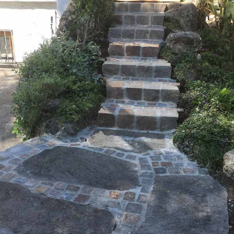 Porphyr Polygonal mit Treppe und Kleinstein