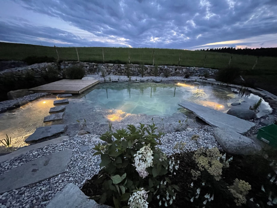Natur-Pool mit Beleuchtung